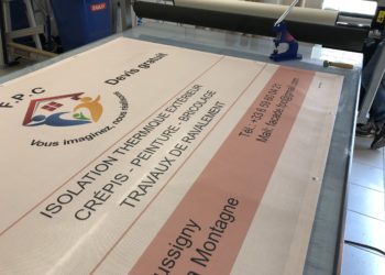 Bedruckte Platte bei der Weiterverarbeitung nach dem UV-Direktdruck