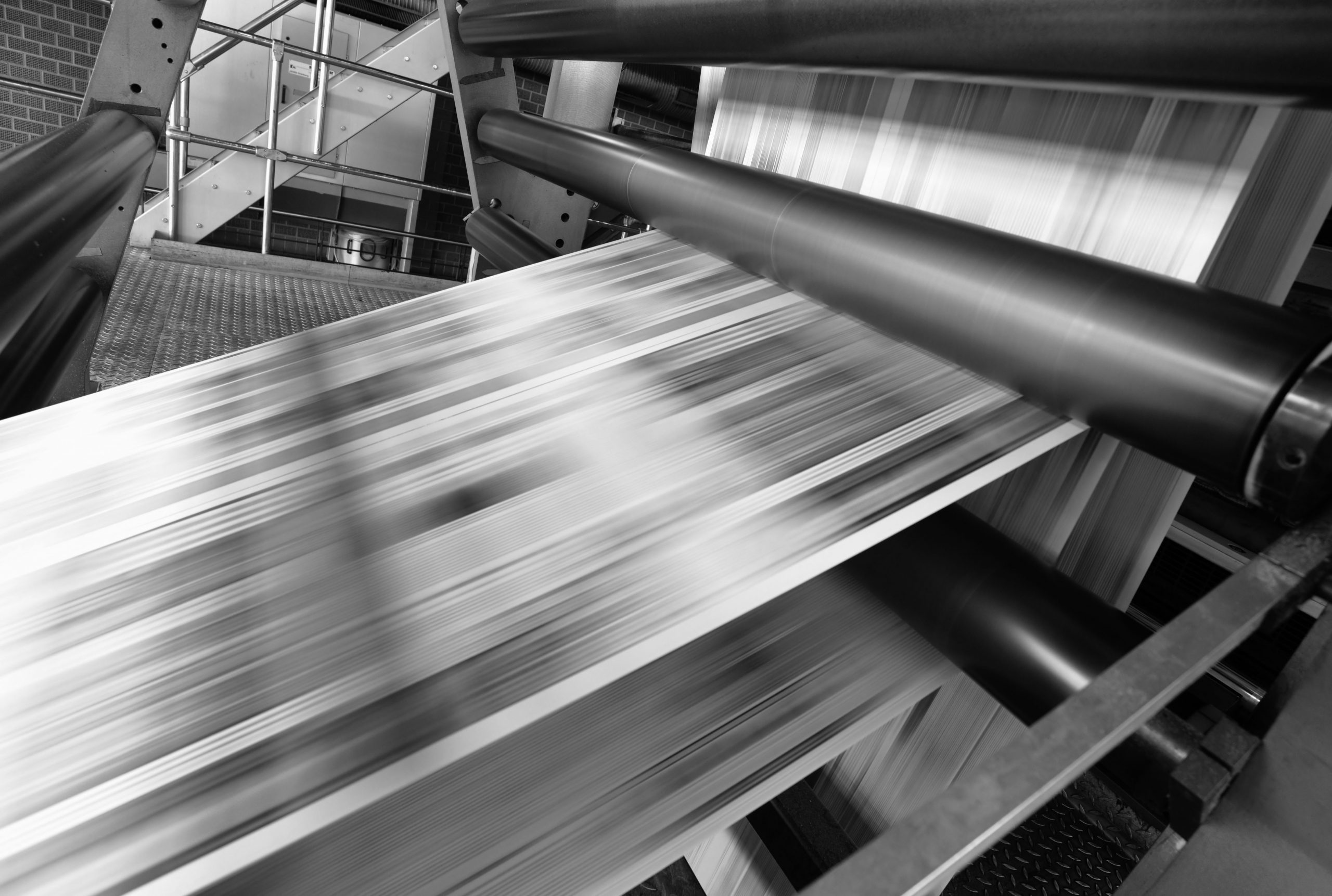 Industrielle Druckmaschine während der laufenden Papierproduktion