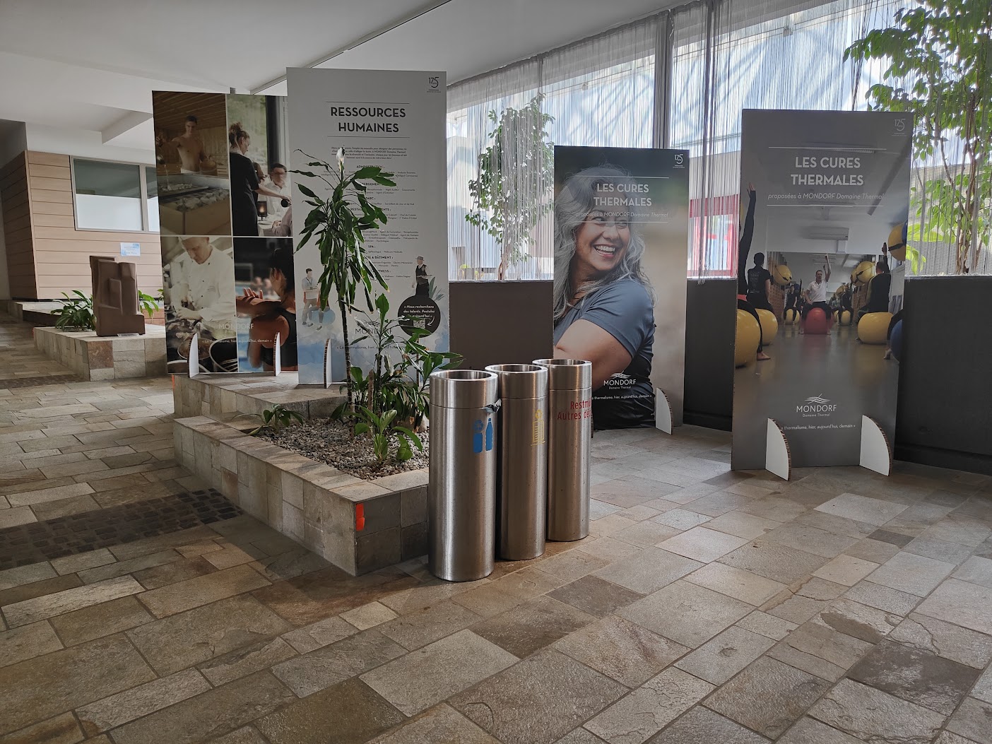Mehrere Roll-up-Displays und mobile Aufsteller