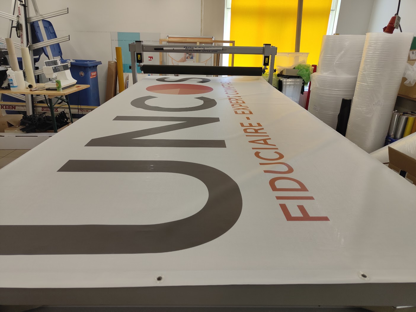 Großformatiger Eventbanner in der Produktion