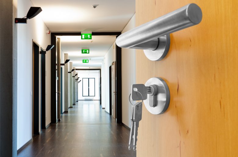 Beschildertes Leitsystem in einem Geschäftsgebäude