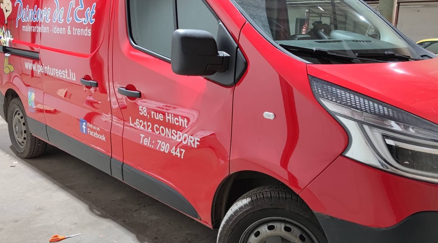 Seitliche Detailansicht einer Transporterbeschriftung