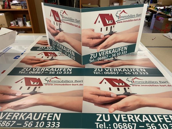 Gestaltete und produzierte Werbeschilder aus dem Evodruck Grafikstudio