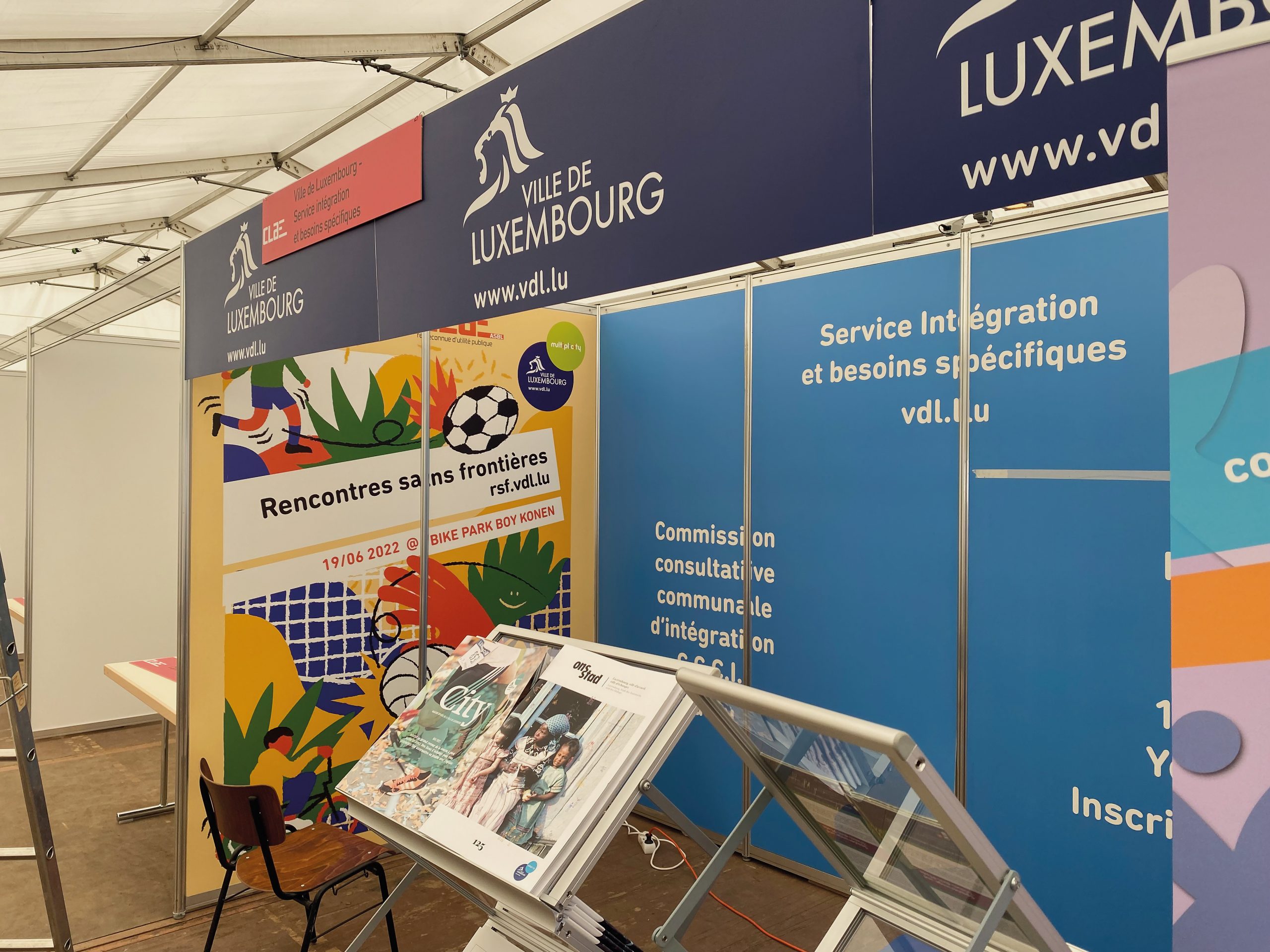 Pop-up-Display mit großformatig bedruckter Präsentationswand