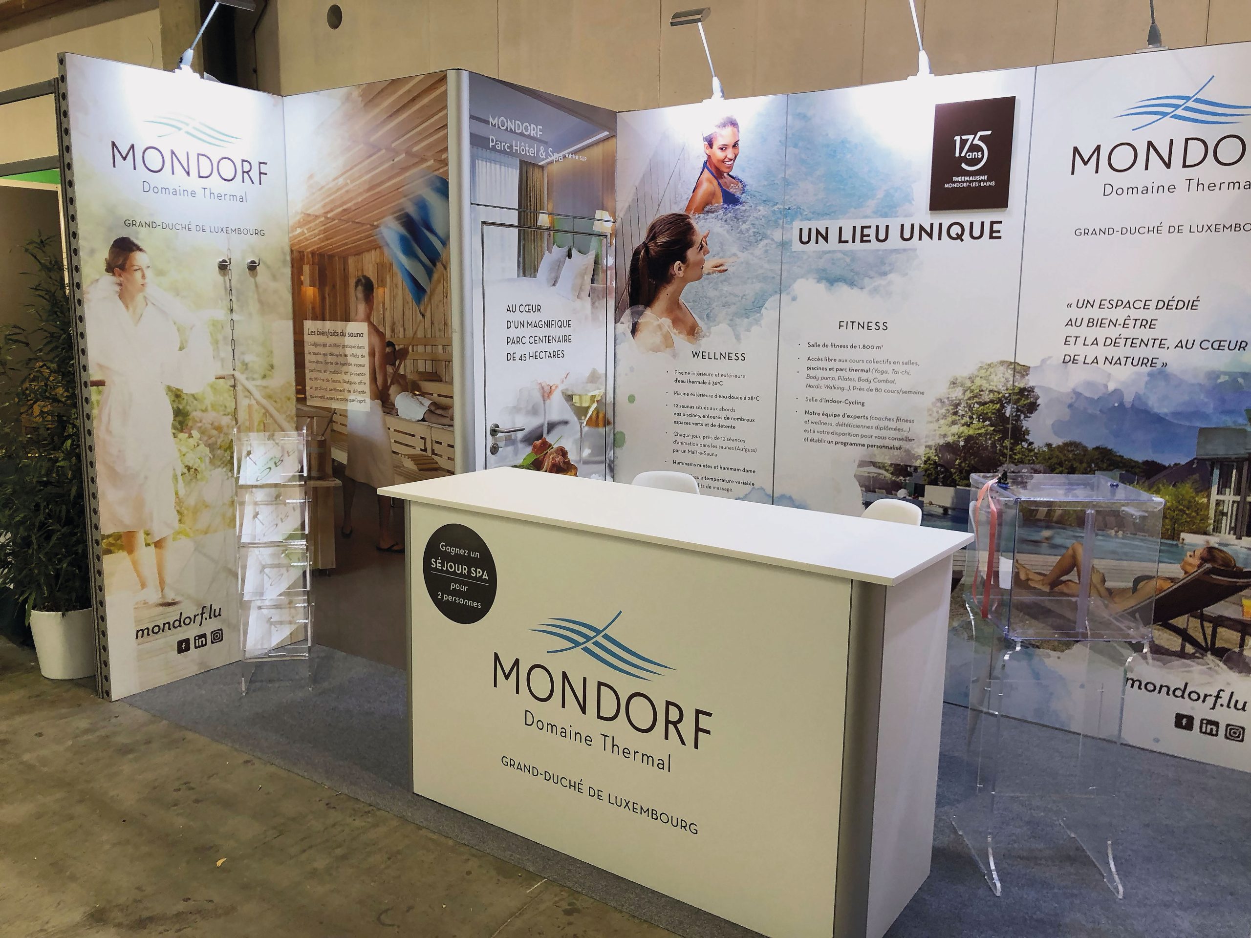 Individuell ausgestatteter Messestand mit bedruckter Rückwand und Messetheke