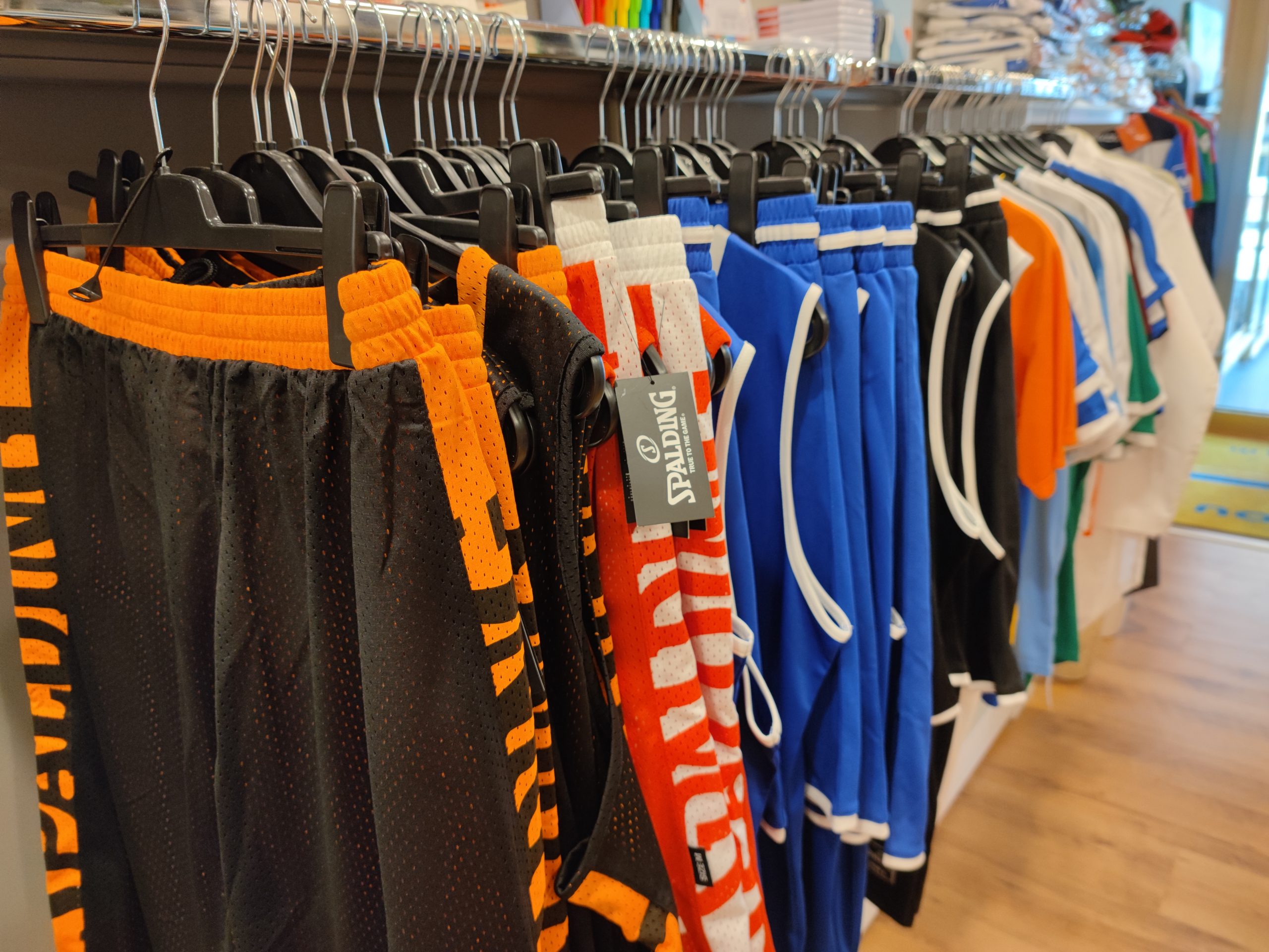 Fanartikel und Sportbekleidung in Vereinsfarben